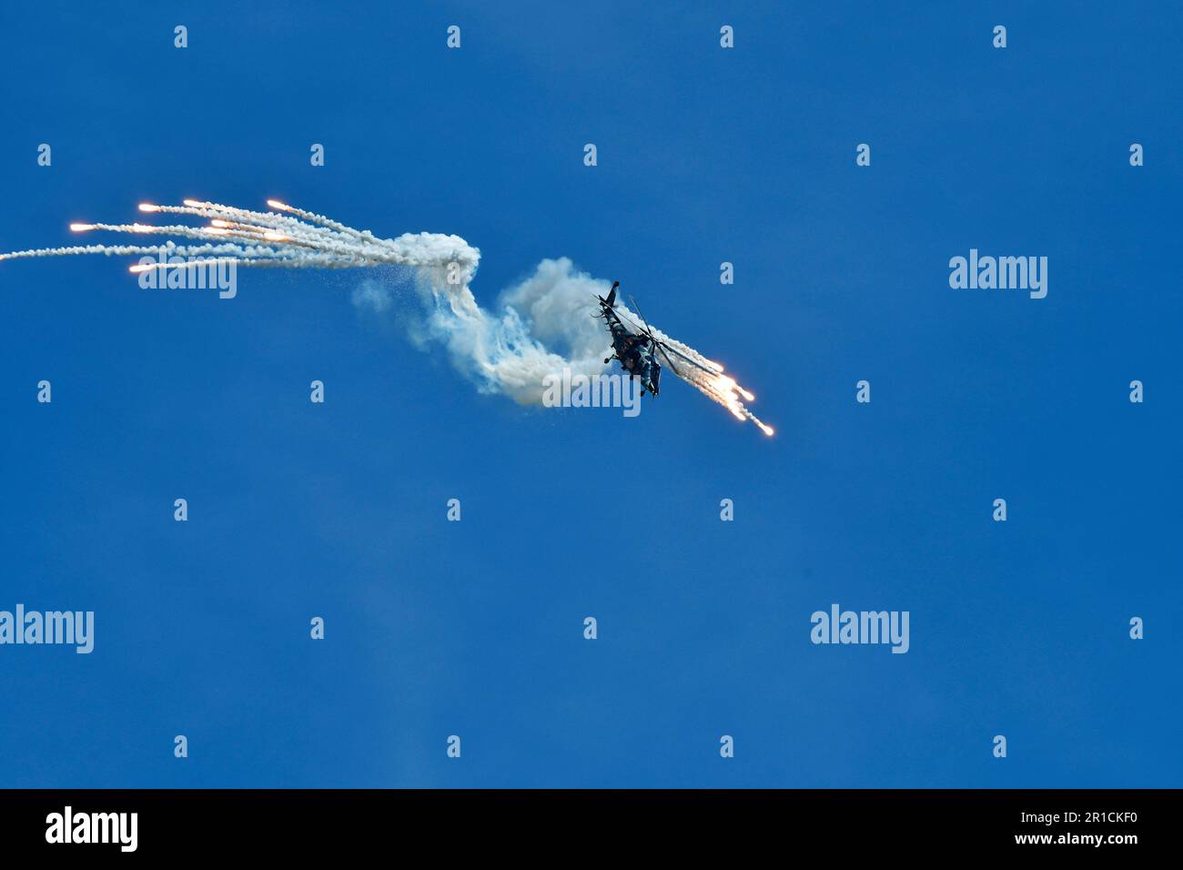 Zeltweg, Österreich - 03. September 2022: Öffentliche Flugschau in Steiermark mit dem Namen Airpower 22, Hubschrauber bei militärischer Demonstration mit Verteidigungsmöglichkeiten Stockfoto