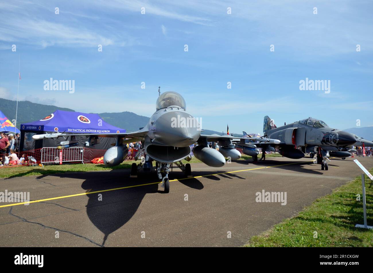 Zeltweg, Österreich - 03. September 2022: Öffentliche Flugschau in Steiermark mit dem Namen Airpower 22, statische Anzeige mit McDonnell Douglas F-4E Phantom II und F16 Fight Stockfoto