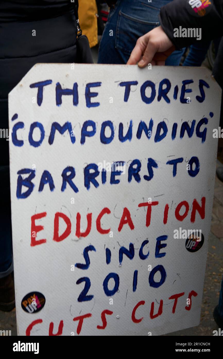 Oxford, Großbritannien - 01. Februar 2023, streikende Lehrer mit anderen Mitarbeitern des öffentlichen Sektors marschieren durch Oxford. Stockfoto