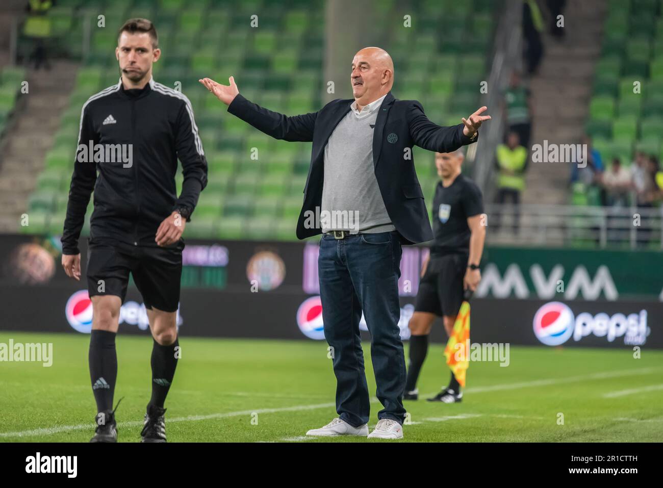 Budapest, Ungarn – 6. Mai 2023. Ferencvaros trainiert Stanislav Tscherchesov während des ungarischen OTP Bank League-Spiels Ferencvaros gegen Kisvarda (3-0). Stockfoto