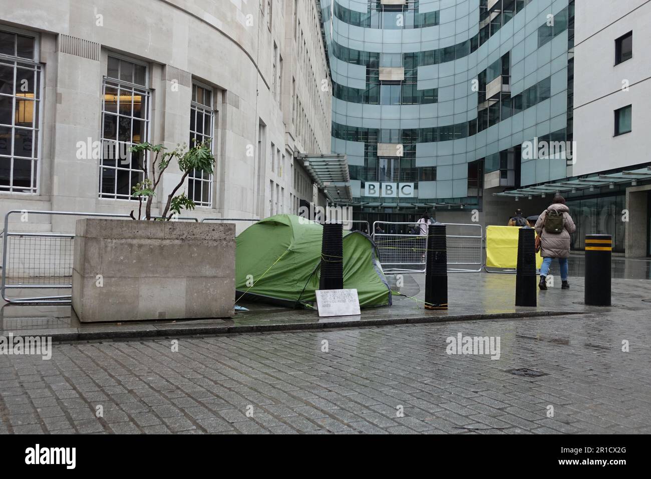 Protestzelt vor dem BBC London UK Broadcasting House Stockfoto