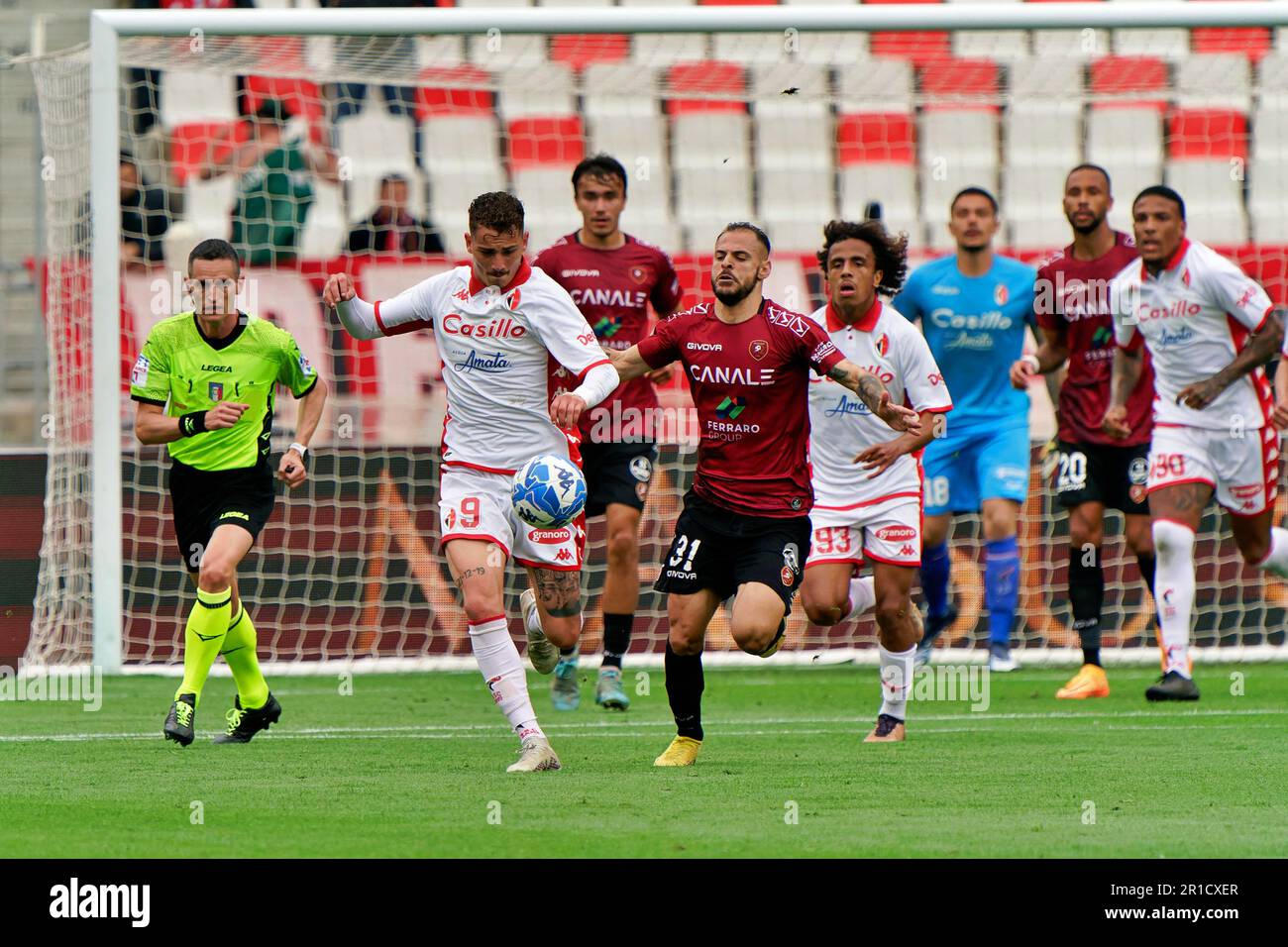 Bari, Italien. 13. Mai 2023. Stadion San Nicola, Bari, Italien, 13. Mai 2023, Sebastiano Esposito (SSC Bari) und Luigi Canotto (Reggina 1914) während SSC Bari vs Reggina 1914 - italienisches Fußballspiel Serie B Credit: Live Media Publishing Group/Alamy Live News Stockfoto