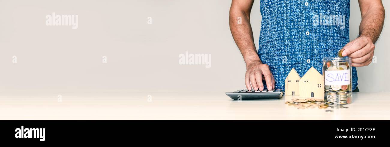 Nahaufnahme des Fingers eines Mannes, der einen Taschenrechner auf einen Holztisch in einem Büro drückt. Concept berechnet Bankzinsen für Kunden, die Kredite benötigen, Blurr Stockfoto