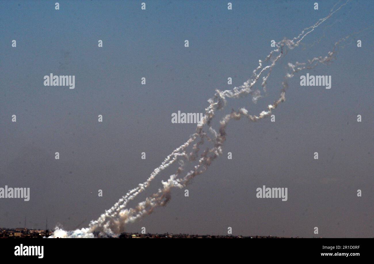 Am Samstag, den 13. Mai 2023, werden Raketen vom südlichen Gazastreifen nach Israel abgeschossen. Foto: Ismael Mohamad/UPI Credit: UPI/Alamy Live News Stockfoto