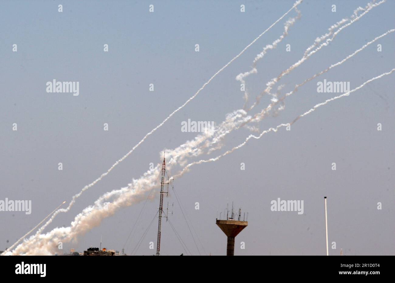 Am Samstag, den 13. Mai 2023, werden Raketen vom südlichen Gazastreifen nach Israel abgeschossen. Foto: Ismael Mohamad/UPI Credit: UPI/Alamy Live News Stockfoto