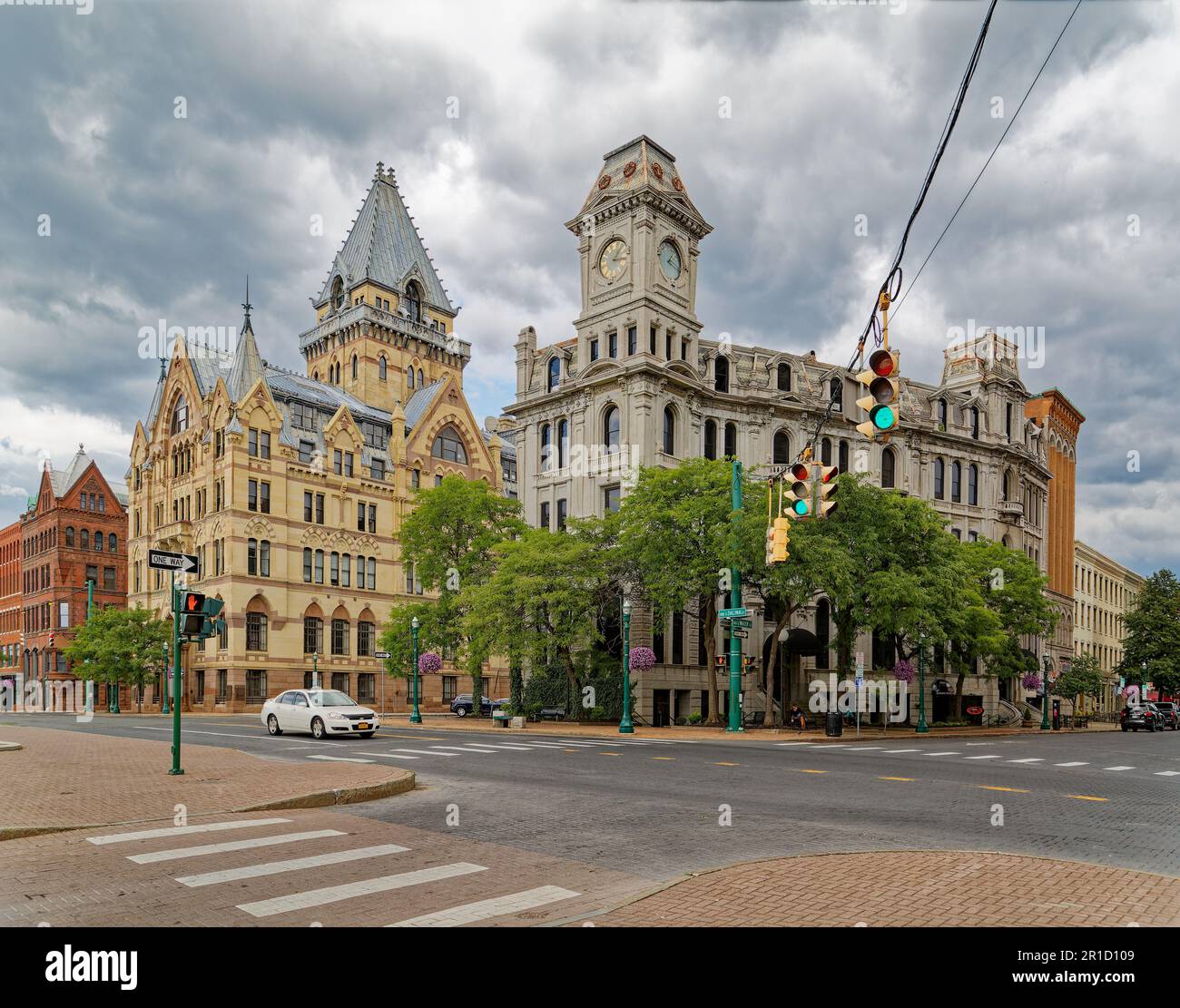 Das Gridley Building, ursprünglich das Onondaga County Savings Bank Building, ist ein graues Wahrzeichen aus Stein mit Uhrenturm gegenüber dem Clinton Square. Stockfoto