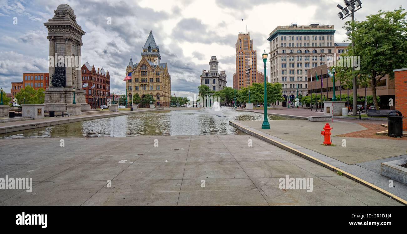 Clinton Square mit Blick nach Osten: Die Aussicht wird von historischen Bankgebäuden dominiert; der reflektierende Pool und der Brunnen befinden sich auf dem ehemaligen Pfad des Erie Canals. Stockfoto