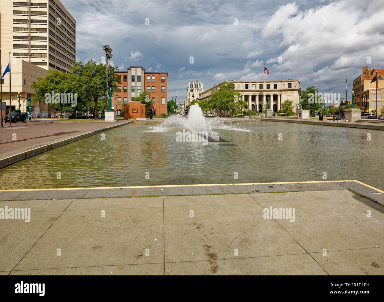 Westlich des Clinton Square Reflecting Pool: Social Security Administration; Red Brick 200 West Water Street; Clinton Exchange; West Genesee Street. Stockfoto
