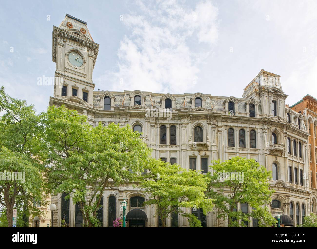 Das Gridley Building, ursprünglich das Onondaga County Savings Bank Building, ist ein graues Wahrzeichen aus Stein mit Uhrenturm gegenüber dem Clinton Square. Stockfoto