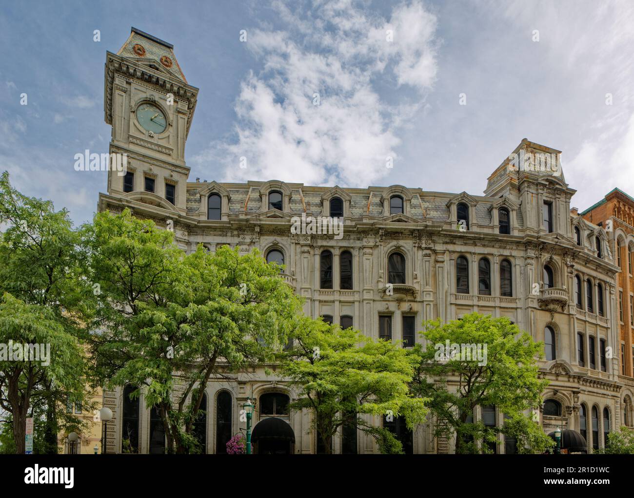 Das Gridley Building, ursprünglich das Onondaga County Savings Bank Building, ist ein graues Wahrzeichen aus Stein mit Uhrenturm gegenüber dem Clinton Square. Stockfoto