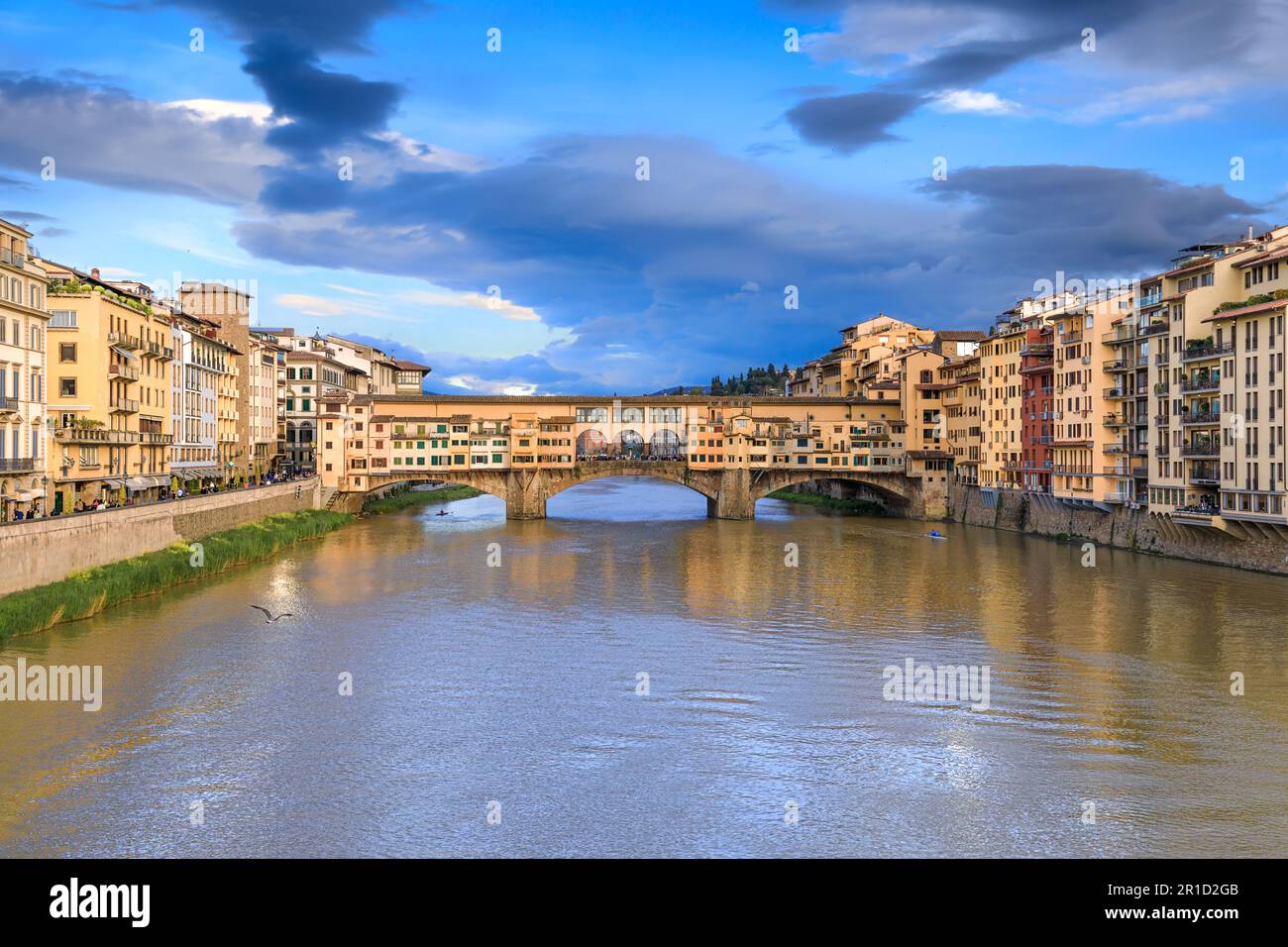 Blick auf den Arno in Florenz, Italien: Im Hintergrund Ponte Vecchio. Stockfoto