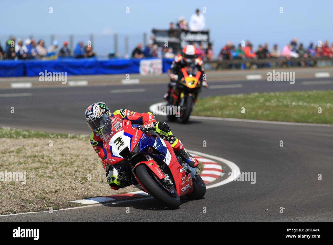 13. Mai 2023: FonaCAB Nicholl OilsNorth West 200, Portrush, Antrim, Nordirland: Nordwesten 200 Renntag 2023: John McGuinness (Honda – Honda Racing UK) führt Michael Rutter (Honda – Bathams Racing) während des Superbike-Rennens Stockfoto