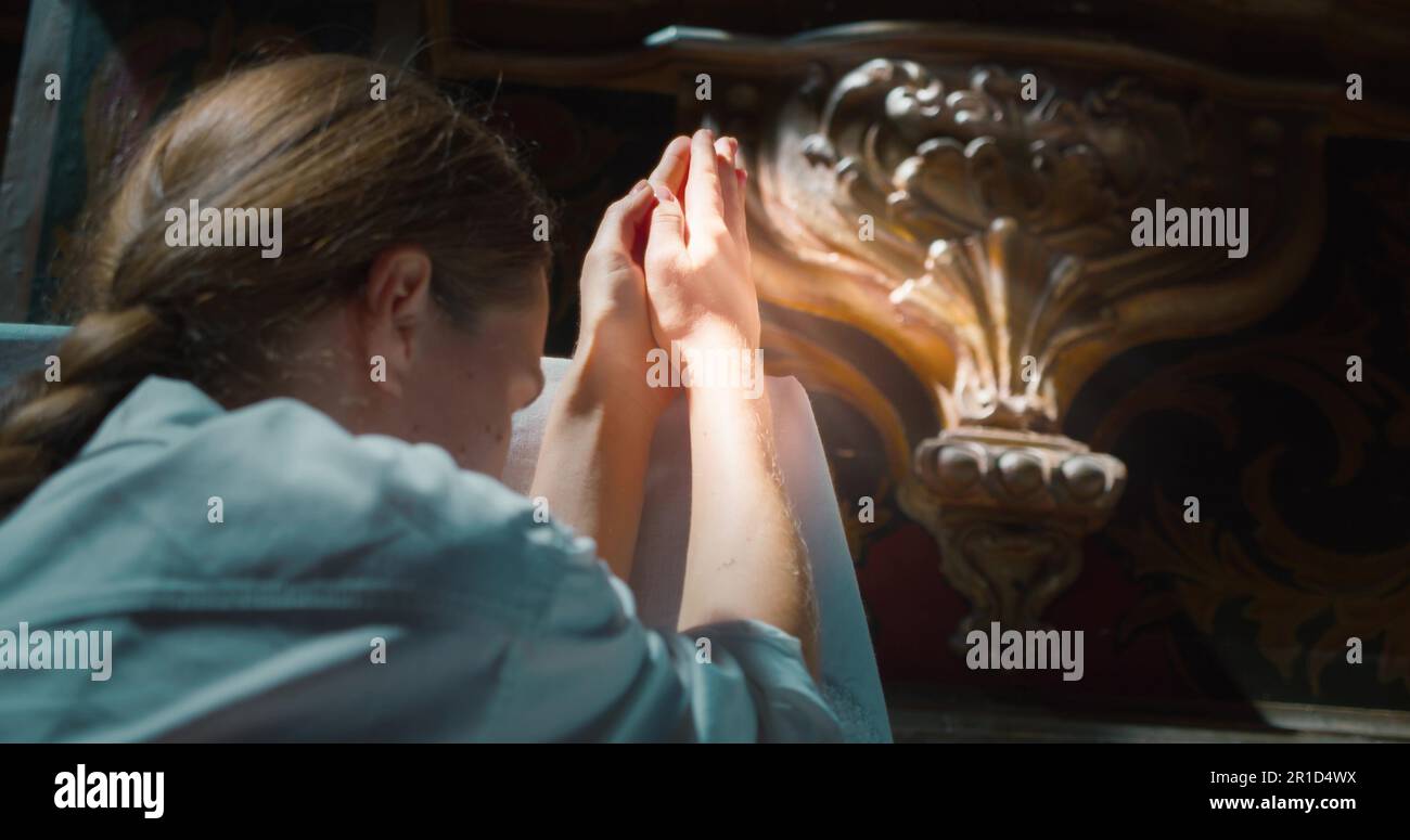 Eine Frau hob ihre Hand in den Himmel, in Gottesdienst in der Kirche. Gebete Hände im Gebet. Stockfoto