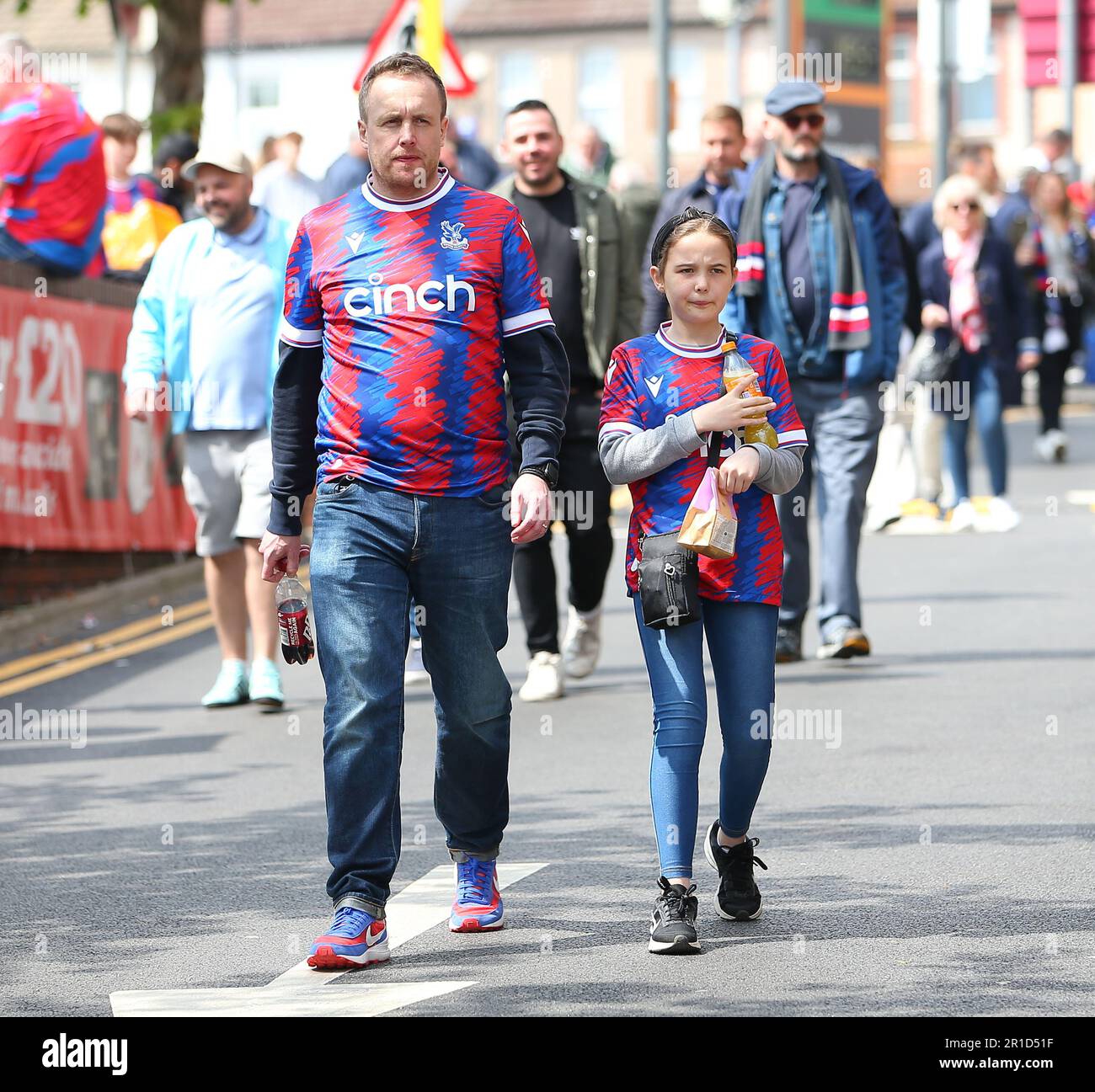 Selhurst Park, Selhurst, London, Großbritannien. 13. Mai 2023. Premier League Football, Crystal Palace gegen Bournemouth; Crystal Palace-Fans kommen vor dem Spiel im Stadion an. Credit: Action Plus Sports/Alamy Live News Stockfoto