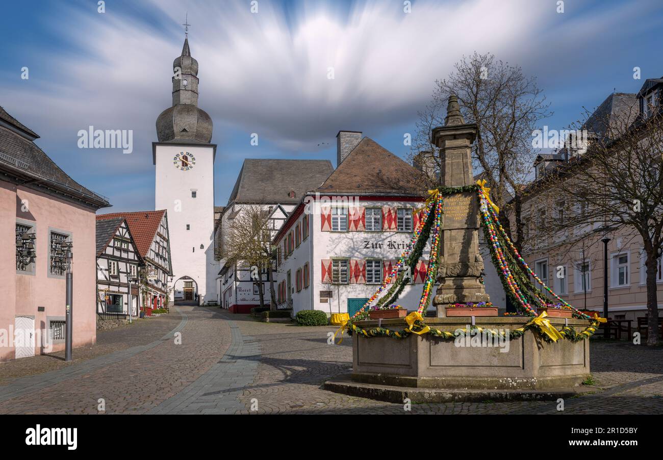 ARNSBERG, DEUTSCHLAND - 10. APRIL 2023: Historischer Bezirk mit alten Gebäuden von Arnsberg während der Ostferien am 10. April 2023 in Sauerland Stockfoto