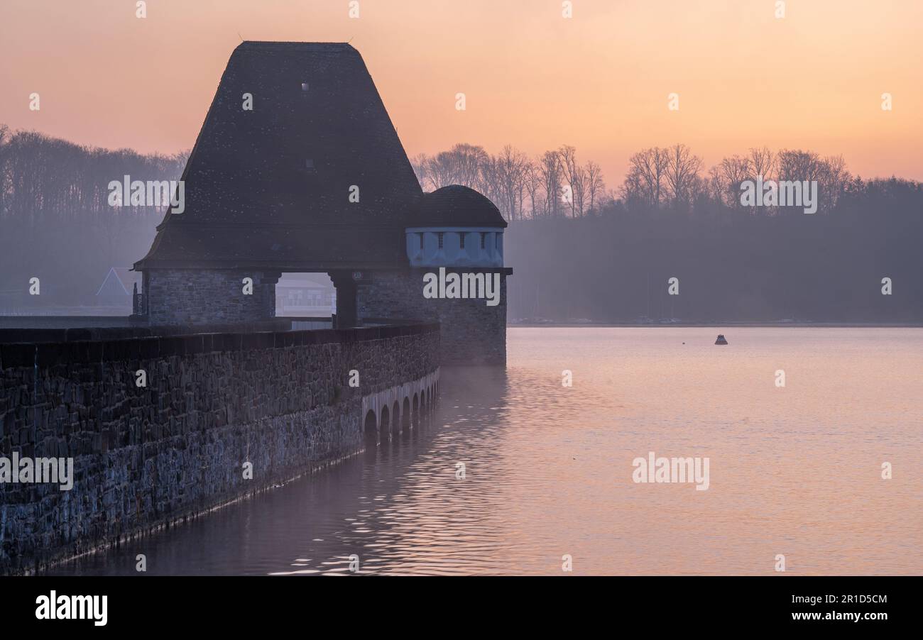 Moehne See an einem kalten Wintermorgen, Sauerland, Deutschland Stockfoto