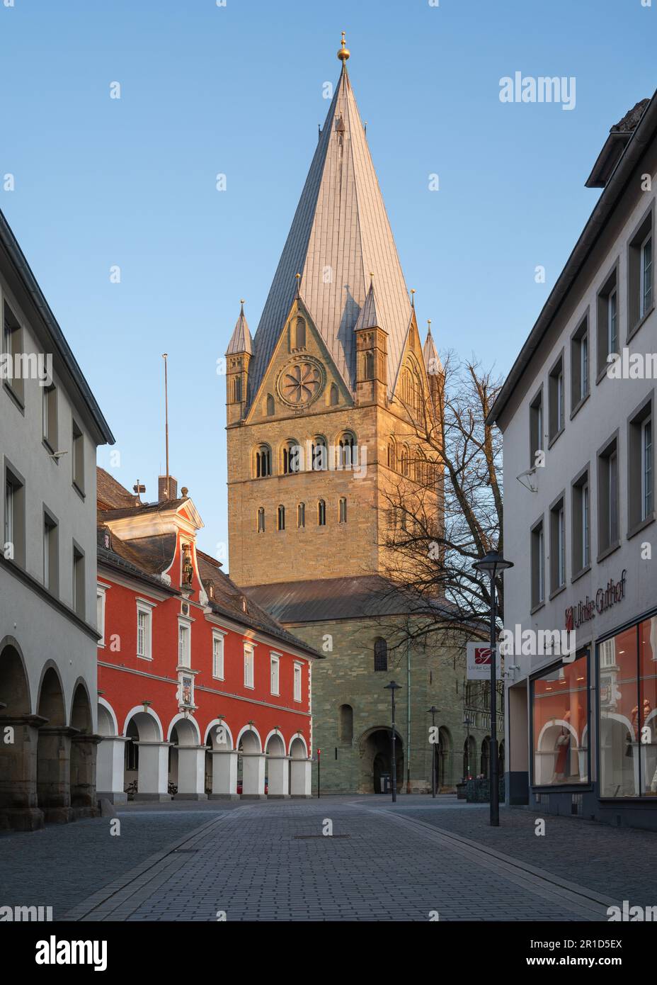 SOEST, DEUTSCHLAND - 9. APRIL 2023: Historisches Viertel mit alten Gebäuden von Soest am 9. April 2023 in Nordrhein-Westfalen Stockfoto
