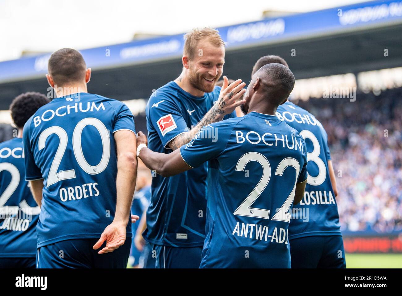 Bochum, Deutschland. 13. Mai 2023. Fußball: Bundesliga, VfL Bochum - FC Augsburg, Matchday 32, Vonovia Ruhrstadion: Bochums Saidy Janko (l-r), Ivan Ordets, Philipp Hofmann, Christopher Antwi-Adjei und Anthony Losilla jubeln nach dem Tor von 1:0. Kredit: David Inderlied/dpa - WICHTIGER HINWEIS: Gemäß den Anforderungen der DFL Deutsche Fußball Liga und des DFB Deutscher Fußball-Bund ist es verboten, im Stadion aufgenommene Fotos und/oder das Spiel in Form von Sequenzbildern und/oder videoähnlichen Fotoserien zu verwenden oder verwenden zu lassen./dpa/Alamy Live News Stockfoto