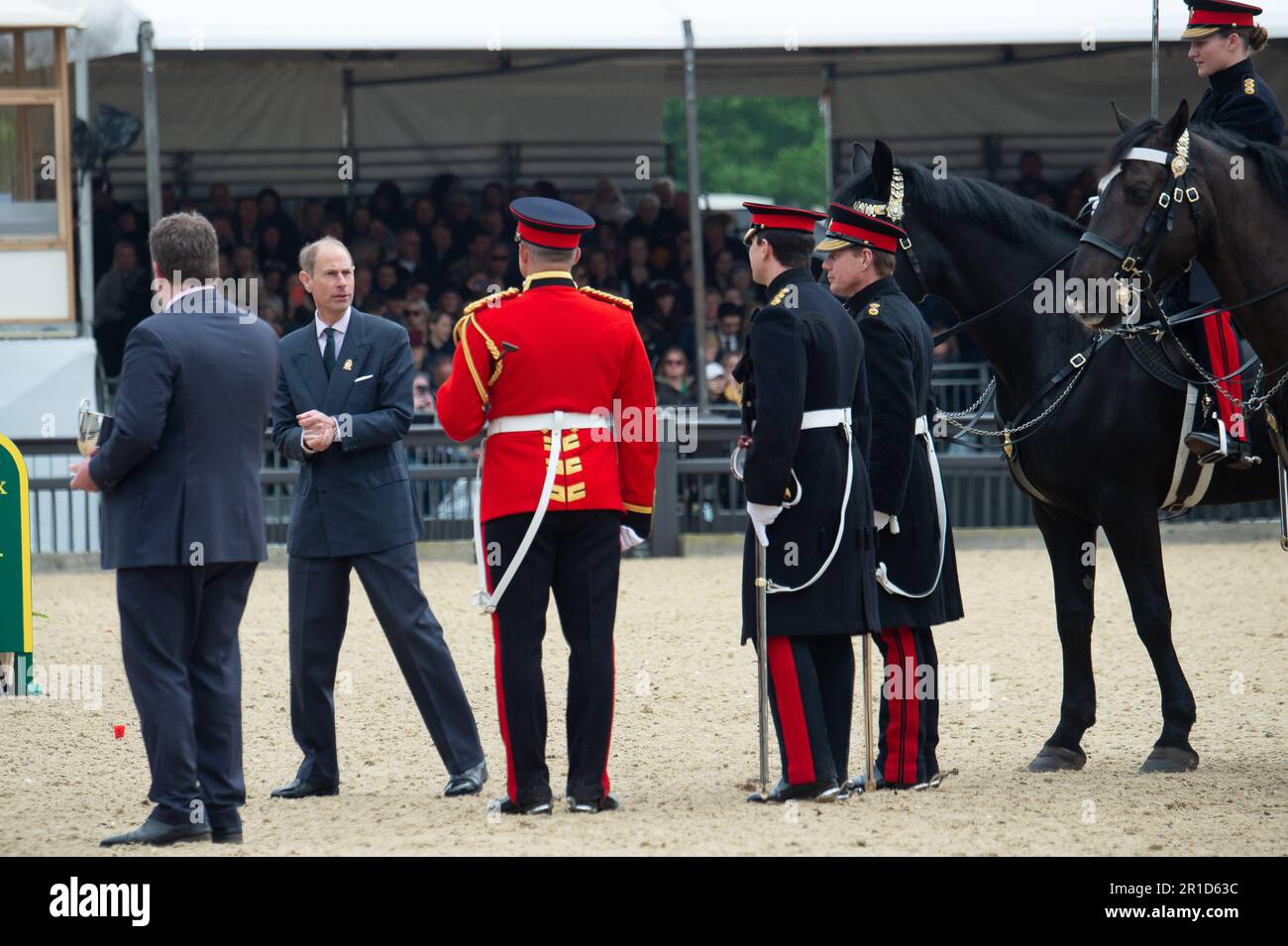 Windsor, Berkshire, Großbritannien. 13. Mai 2023. Edward, der Herzog von Edinburgh, hielt heute die Präsentation für die Household Cavalry Best Tobled Trooper auf der Royal Windsor Horse Show. Der Herzog von Edinburgh ist jetzt Präsident der Royal Windsor Horse Show. Der beste Trooper wurde von Soldat Brook von den Rettungsschwimmern gewonnen. Während der Covid-19-Pandemie trat sie der Kavallerie bei, weil sie Tiere liebte. Sie besitzt ihre eigenen Pferde, wo sie auf der Isle of Wight wohnt. Kredit: Maureen McLean/Alamy Live News Stockfoto