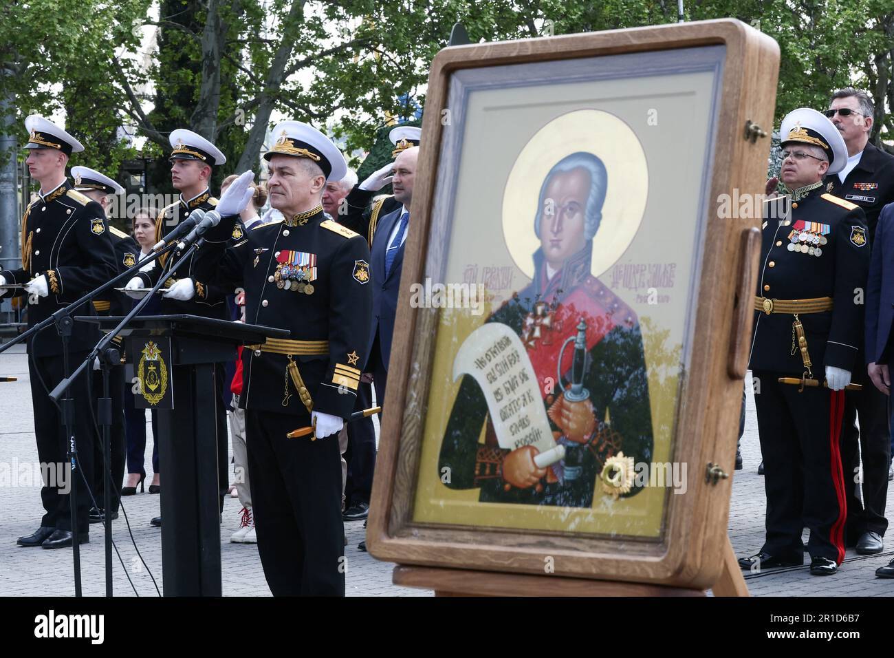 Sebastopol, Russland. 13. Mai 2023. BILD BEREITGESTELLT VON DER STAATLICH KONTROLLIERTEN RUSSISCHEN AGENTUR TASS/ ABACAPRESS.COM RUSSLAND, SEWASTOPOL - 13. MAI 2023: Der stellvertretende Admiral Viktor Sokolov (C) der russischen Schwarzmeerflotte nimmt an einer Kleiderparade und einer Blumenzeremonie am Denkmal zur heldenhaften Verteidigung Sewastopols auf dem Nakhimov-Platz Teil, um anlässlich des 240. Jahrestages der Gründung der russischen Schwarzmeerflotte zu feiern. Sergei Malgavko/TASS/ ABACAPRESS.COM Kredit: Abaca Press/Alamy Live News Stockfoto