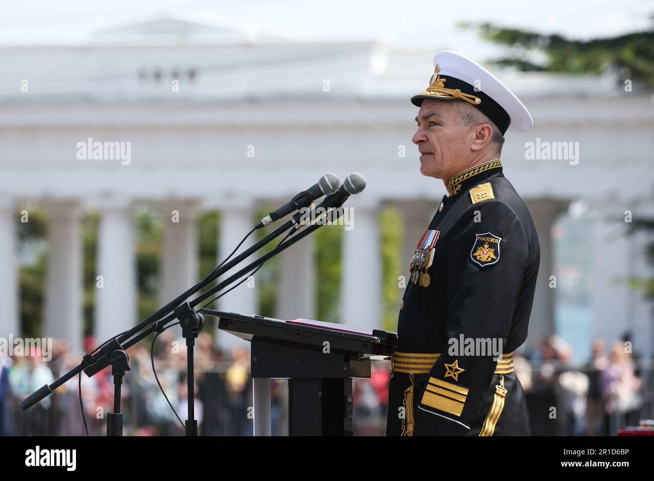 Sebastopol, Russland. 13. Mai 2023. BILD BEREITGESTELLT VON DER STAATLICH KONTROLLIERTEN RUSSISCHEN AGENTUR TASS/ ABACAPRESS.COM RUSSLAND, SEWASTOPOL - 13. MAI 2023: Viktor Sokolov, Vizeadmiral der russischen Schwarzmeerflotte, spricht anlässlich der Feierlichkeiten anlässlich des 240. Jahrestags der Gründung der russischen Schwarzmeerflotte bei einer Kleiderparade und einer Blumenzeremonie am Denkmal zur heldenhaften Verteidigung Sewastopols auf dem Nakhimov-Platz. Sergei Malgavko/TASS/ ABACAPRESS.COM Kredit: Abaca Press/Alamy Live News Stockfoto