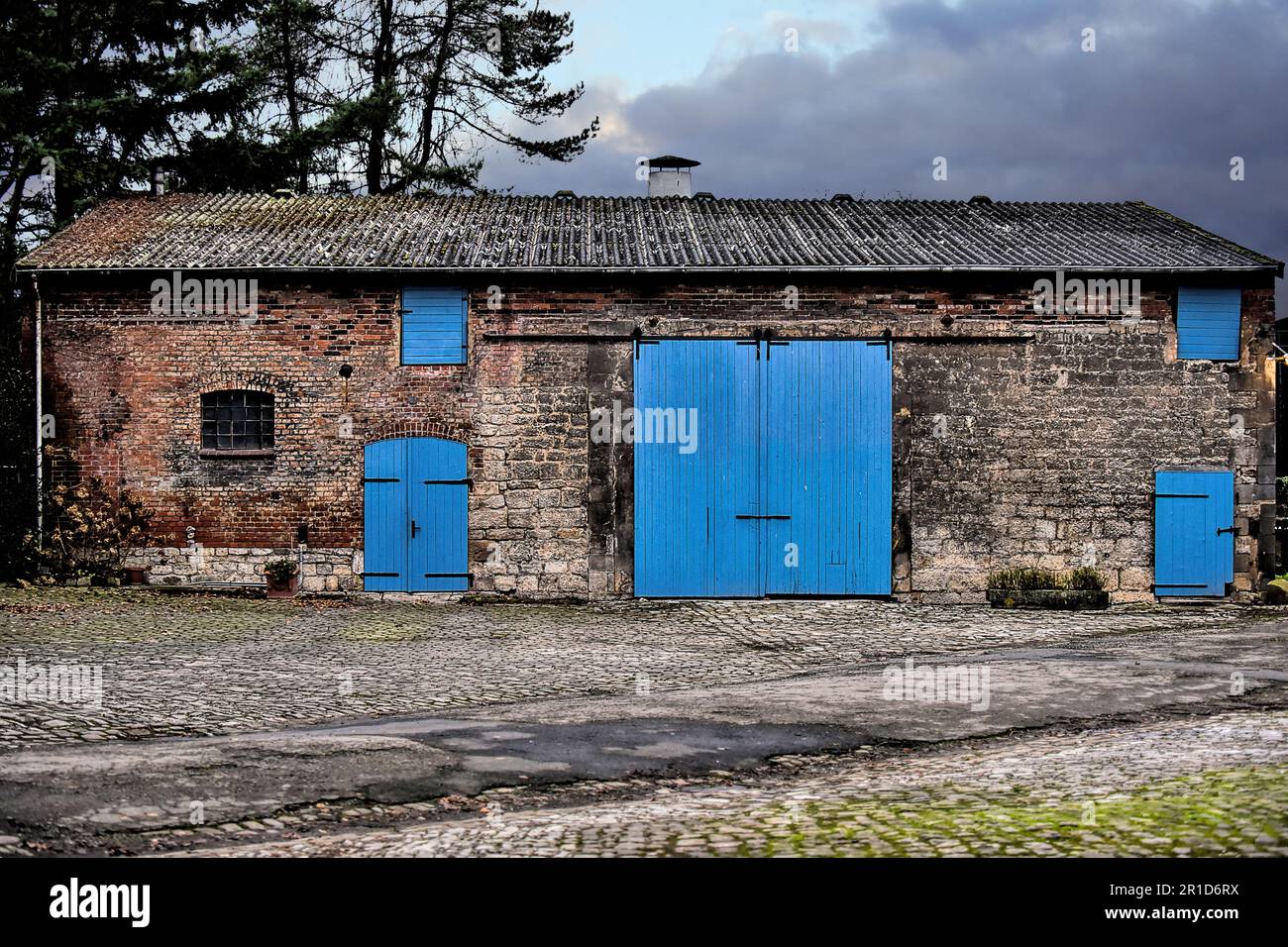 Eine alte, verlassene Scheune mit hellblau bemalten Türen. Stockfoto