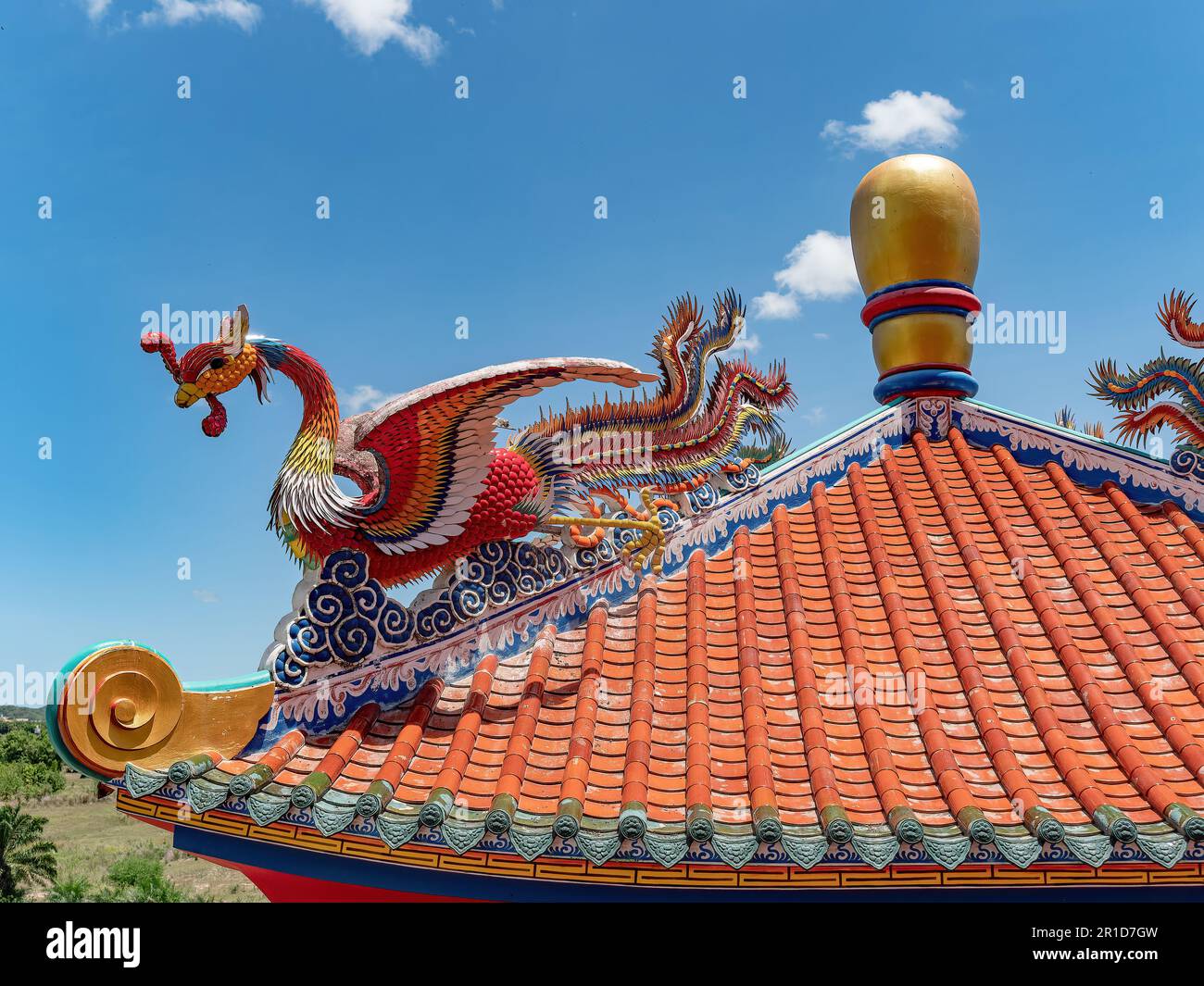 Dachdetails von Viharn Sien, einem chinesisch-thailändischen Museum und Schrein nahe Wat Yan in Huai Yai, nahe Pattaya, Chonburi Provinz Thailand. Der Vogel ist mein Stockfoto