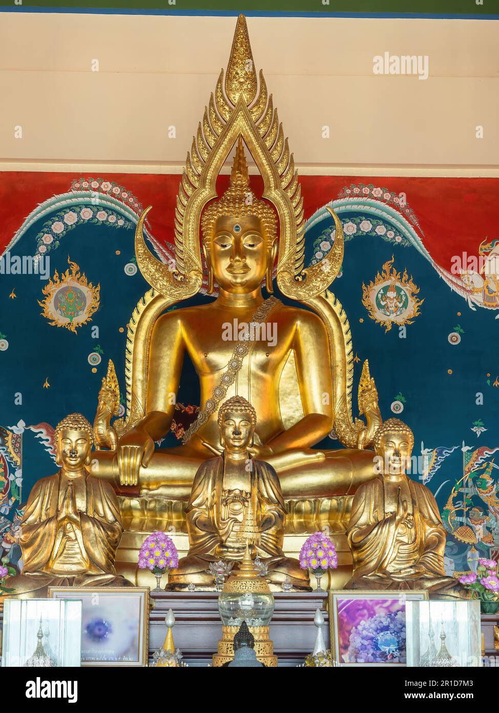 Statuen des Goldenen Buddha in Viharn Sien, einem chinesisch-thailändischen Museum und Schrein nahe Wat Yan in Huai Yai, in der Nähe von Pattaya, Chonburi Provinz Thailand. Stockfoto