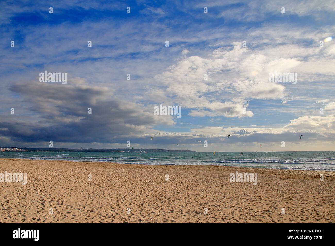 Abgebildet ist ein verlassener Strand auf der Insel Palma de Mallorca bei windigem Herbstwetter. Stockfoto