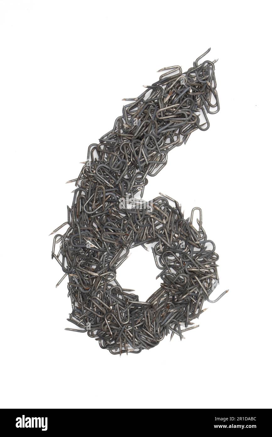 Künstlerische Nummer sechs 6 aus Stahlklammern, isoliert auf weißem Hintergrund, numerisch, numerisch, Stockfoto