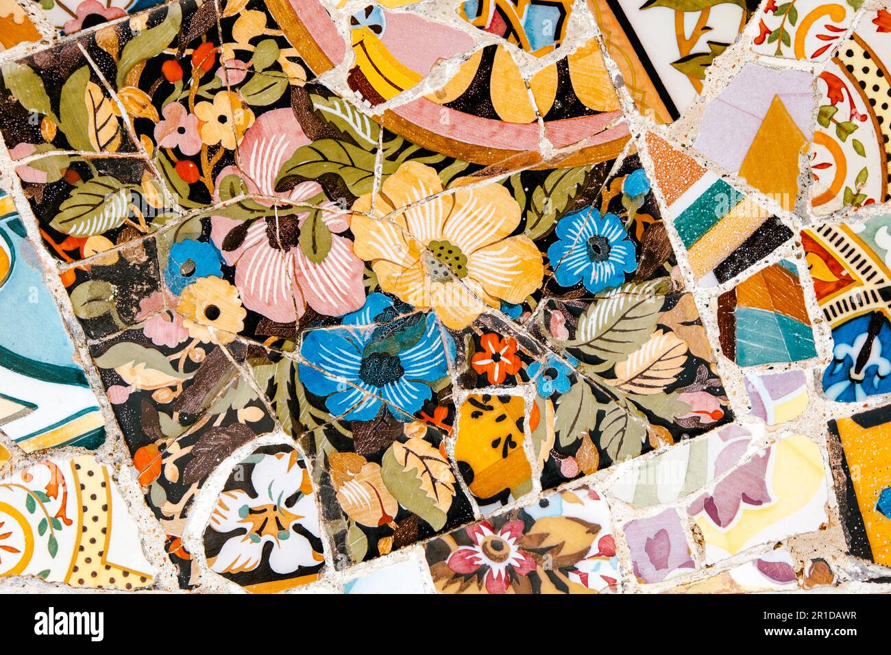 Farbenfrohe Mosaikfliesen vom Architekten Antoni Gaudi im Park Güell in Barcelona, Spanien, bunte Architekturdetails Stockfoto