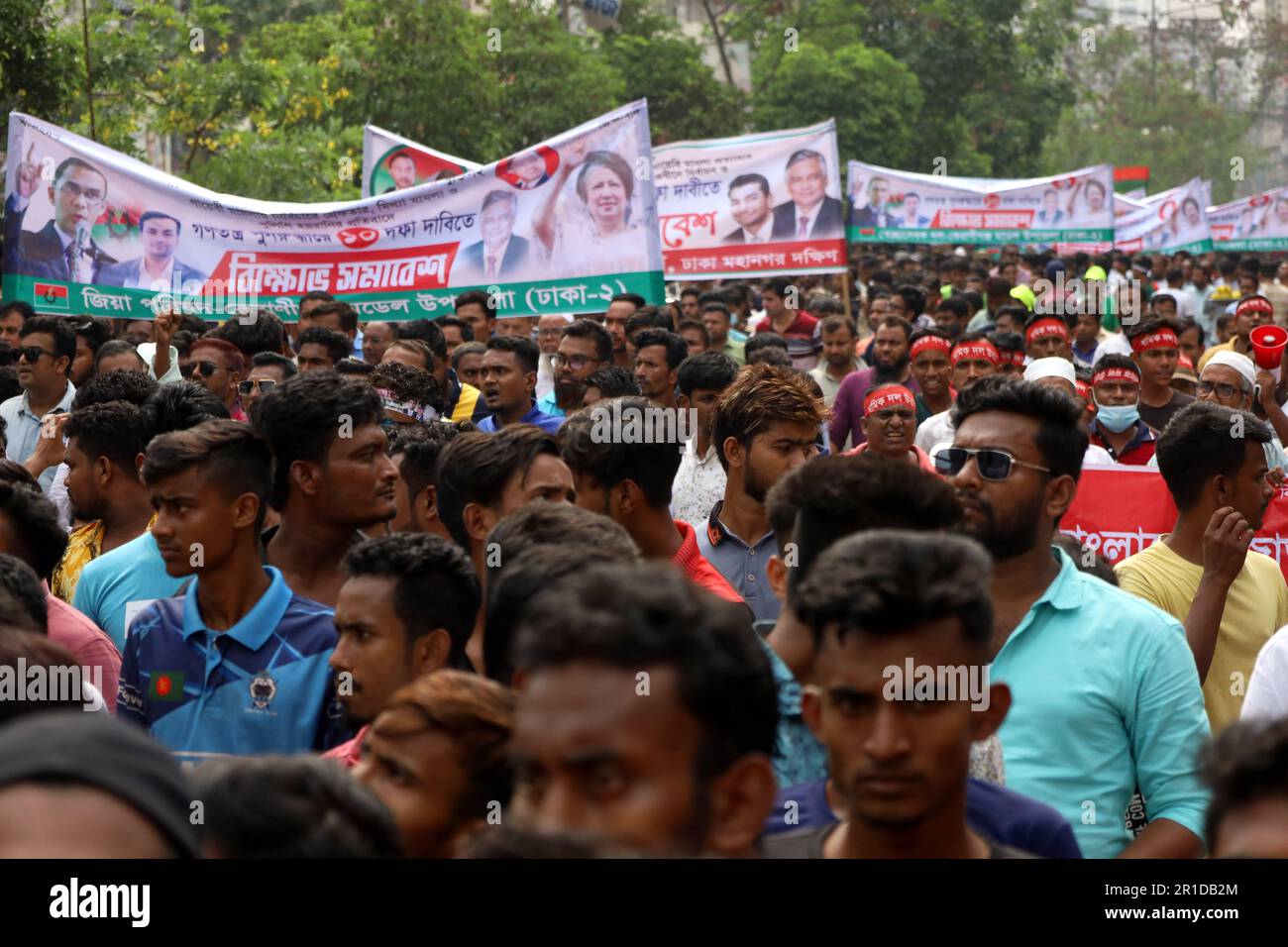 Dhaka, Dhaka, Bangladesch. 13. Mai 2023. Die Bangladesche Nationalistische Partei (BNP) protestierte vor der BNP-Zentrale in Nayapaltan und verlangte 10 Punkte, darunter die Freilassung ihres Vorsitzenden Begum Khaleda Zia, falsche Fälle und willkürliche Verhaftung. Tausende von Unterstützern, darunter hochrangige Parteivorsitzende, nahmen daran Teil. (Kreditbild: © Syed Mahabubul Kader/ZUMA Press Wire) NUR REDAKTIONELLE VERWENDUNG! Nicht für den kommerziellen GEBRAUCH! Kredit: ZUMA Press, Inc./Alamy Live News Stockfoto