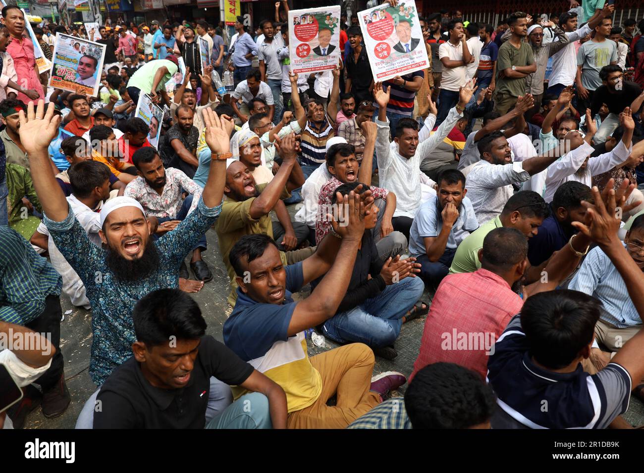 Dhaka, Dhaka, Bangladesch. 13. Mai 2023. Die Bangladesche Nationalistische Partei (BNP) protestierte vor der BNP-Zentrale in Nayapaltan und verlangte 10 Punkte, darunter die Freilassung ihres Vorsitzenden Begum Khaleda Zia, falsche Fälle und willkürliche Verhaftung. Tausende von Unterstützern, darunter hochrangige Parteivorsitzende, nahmen daran Teil. (Kreditbild: © Syed Mahabubul Kader/ZUMA Press Wire) NUR REDAKTIONELLE VERWENDUNG! Nicht für den kommerziellen GEBRAUCH! Kredit: ZUMA Press, Inc./Alamy Live News Stockfoto