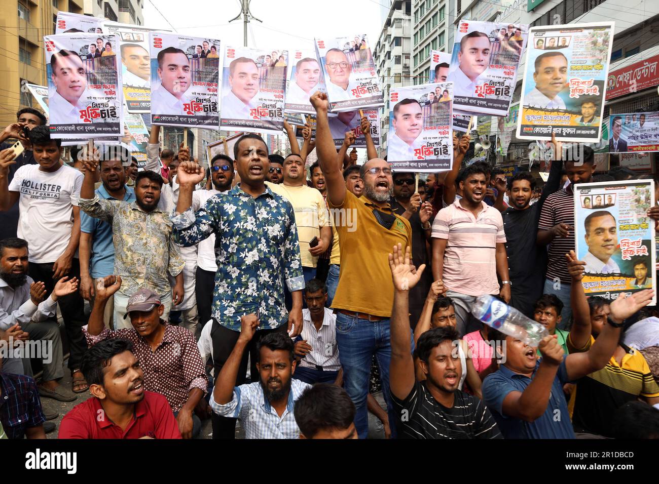 Dhaka, Dhaka, Bangladesch. 13. Mai 2023. Die Bangladesche Nationalistische Partei (BNP) protestierte vor der BNP-Zentrale in Nayapaltan und verlangte 10 Punkte, darunter die Freilassung ihres Vorsitzenden Begum Khaleda Zia, falsche Fälle und willkürliche Verhaftung. Tausende von Unterstützern, darunter hochrangige Parteivorsitzende, nahmen daran Teil. (Kreditbild: © Syed Mahabubul Kader/ZUMA Press Wire) NUR REDAKTIONELLE VERWENDUNG! Nicht für den kommerziellen GEBRAUCH! Kredit: ZUMA Press, Inc./Alamy Live News Stockfoto