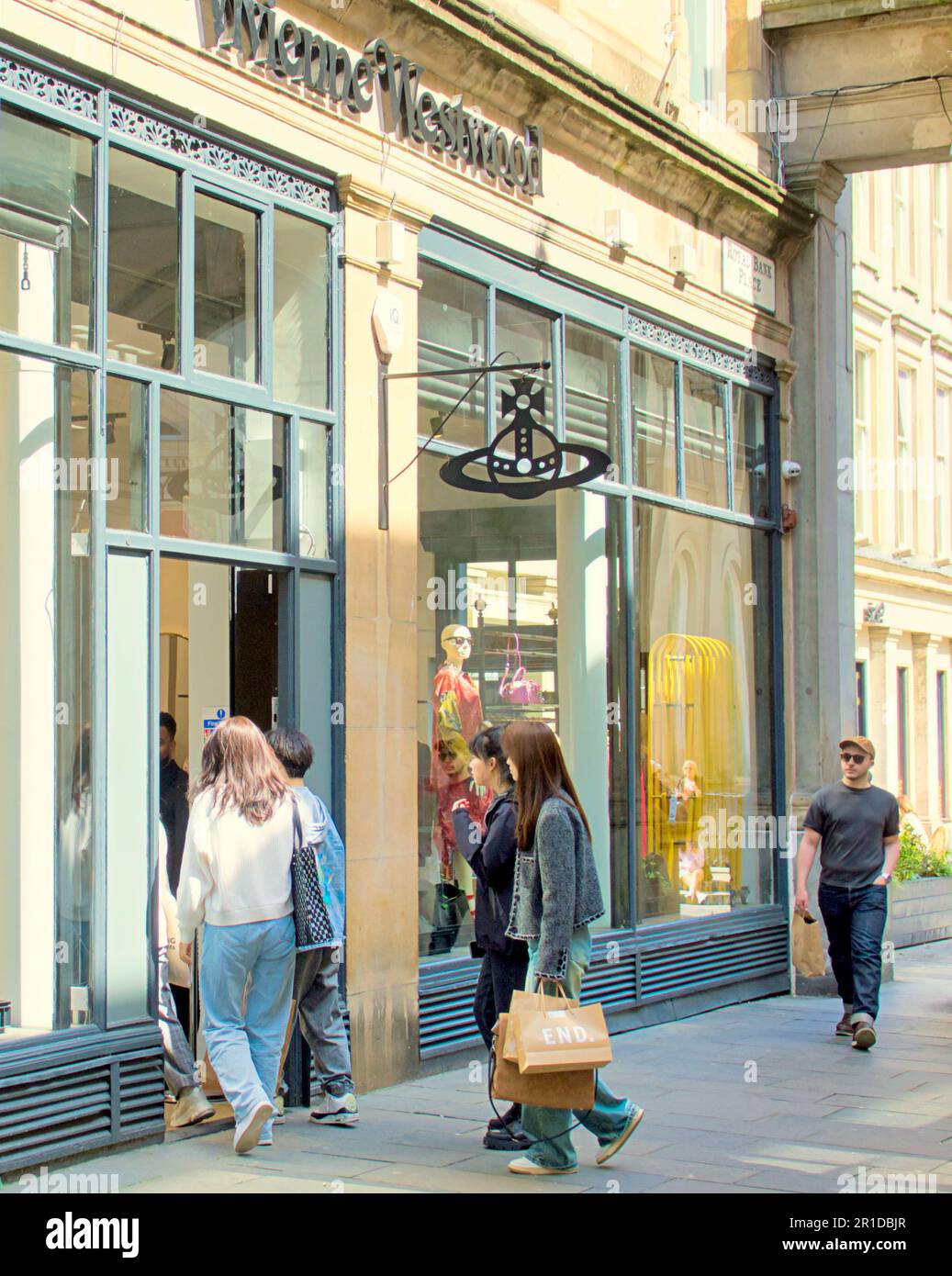 Glasgow, Schottland, Vereinigtes Königreich, 13. Mai 2023. Wetter in Großbritannien: Die Einheimischen gingen bei sonnigen und warmen Temperaturen im Stadtzentrum auf die Straßen, um das Stadtleben zu genießen. Der vivienne westwood Store auf der Style Mile. Credit Gerard Ferry/Alamy Live News Stockfoto