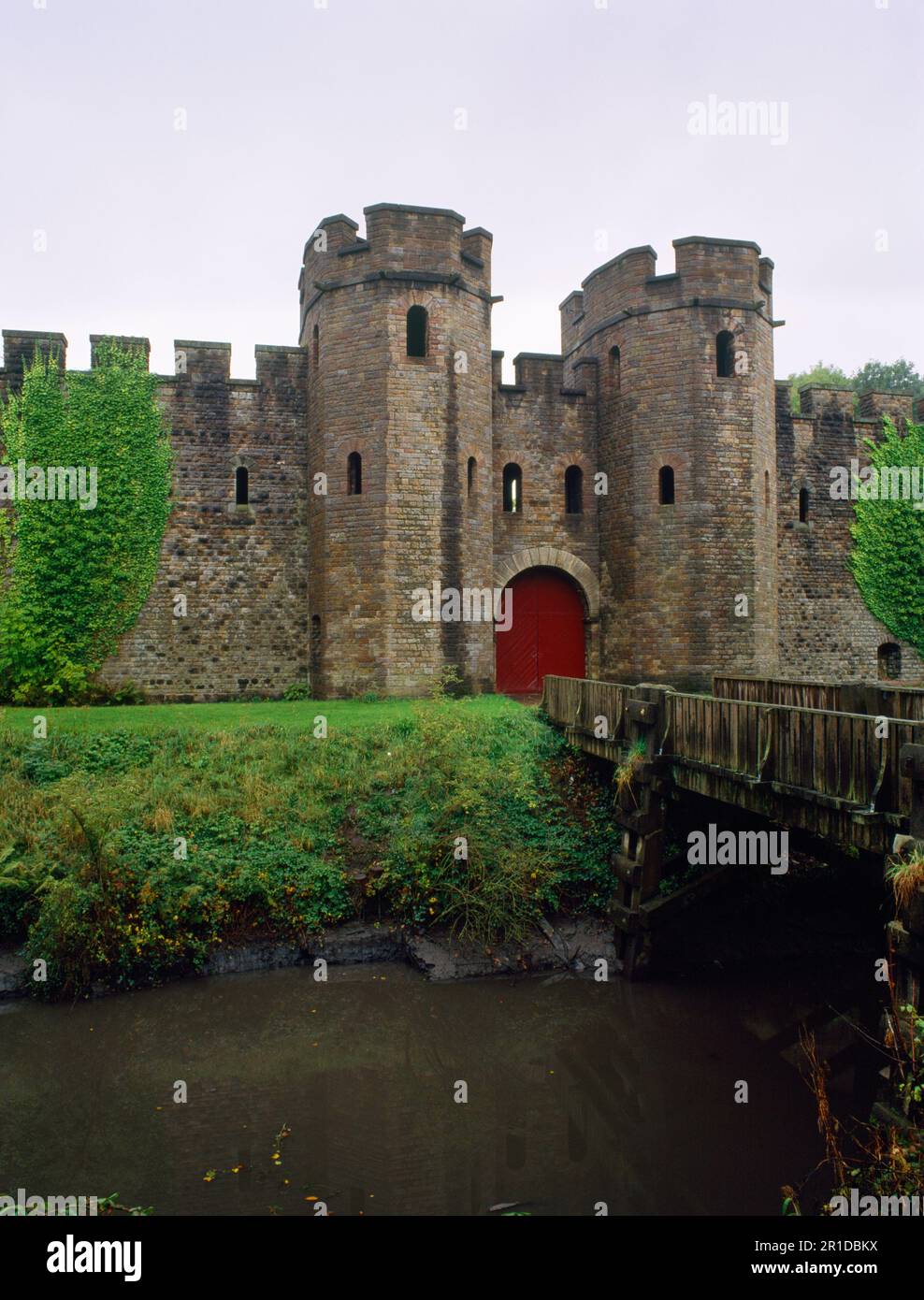 Sehen Sie SSW des Ende C19. und Anfang C20. rekonstruierten N-Tores der römischen Küstenfestung aus dem späten 3. Jahrhundert v. Chr. in Cardiff Castle, Wales, Großbritannien. Stockfoto