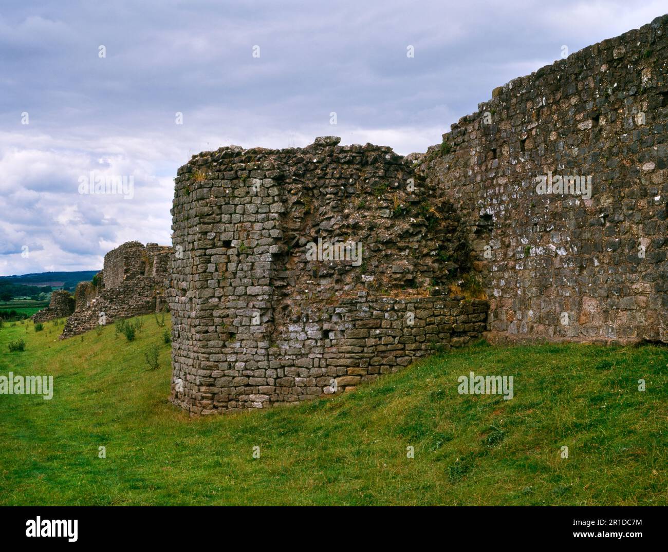Sehen Sie die vieleckigen Bastionen entlang der C4.AD S-Mauer der römischen Stadt Caerwent (Venta Silurum, Stammeshauptstadt der Silures), Monmouthshire, Wales, Großbritannien. Stockfoto