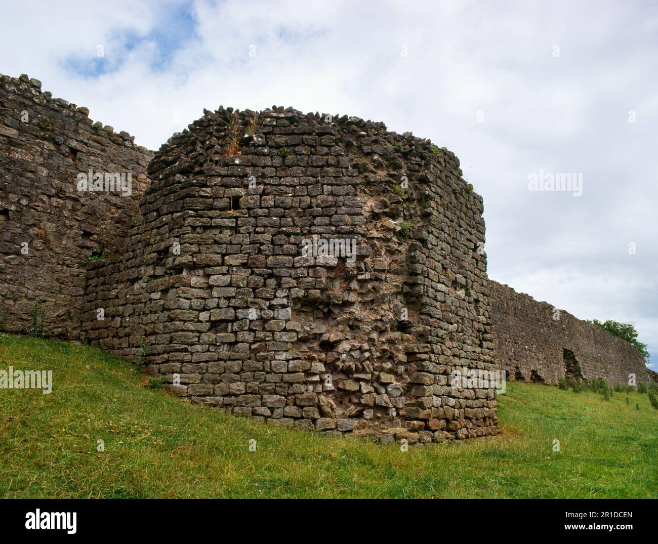 Sehen Sie die am besten erhaltene polygonale Bastion, die an der C4.AD S-Mauer der römischen Stadt Caerwent (Venta Silurum), Monmouthshire, Wales, Großbritannien, angebracht wurde. Stockfoto