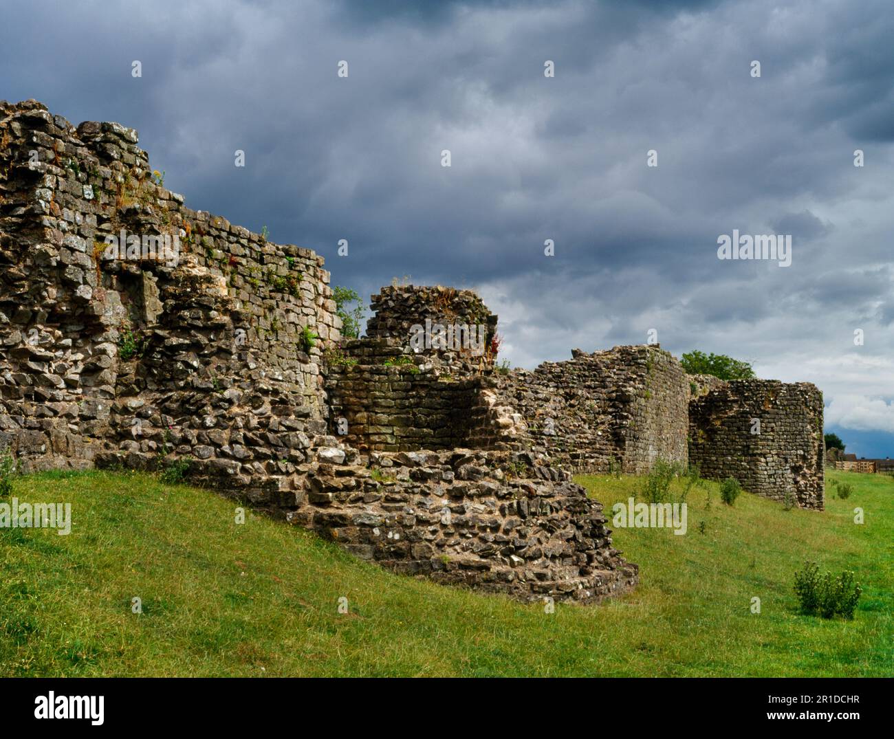 Sehen Sie E der polygonalen Bastionen an der C4.AD S-Mauer der römischen Stadt Caerwent (Venta Silurum, Stammeshauptstadt von Silures), Monmouthshire, Wales, Großbritannien. Stockfoto