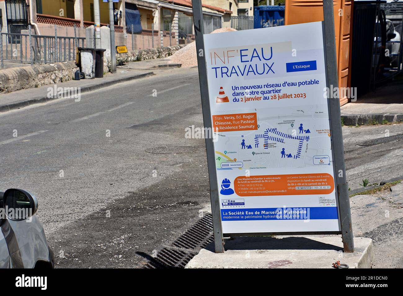 Marseille, Frankreich. 04. Mai 2023. Ein Plakat der Société Eau de Marseille Métropole und entsprechende Informationen über das Werk sind in der Nähe des Standorts zu sehen. Die Société Eau de Marseille Métropole, die im Namen der Aix Marseille Provence Métropole handelt, ersetzt 827 Meter Trinkwasserrohre im 16. Arrondissement von Marseille. Die Erneuerung dieses Trinkwassernetzes, die am 2. Januar 2023 begann, sollte bis zum 28. Juli 2023 abgeschlossen sein. (Foto: Gerard Bottino/SOPA images/Sipa USA) Guthaben: SIPA USA/Alamy Live News Stockfoto