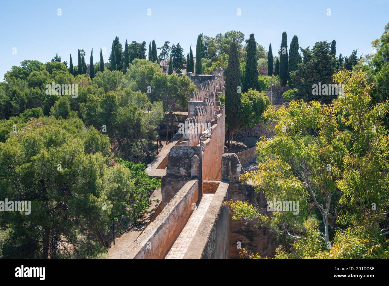 Coracha - Mauer zwischen der Festung Alcazaba und der Burg Gibralfaro - Malaga, Andalusien, Spanien Stockfoto