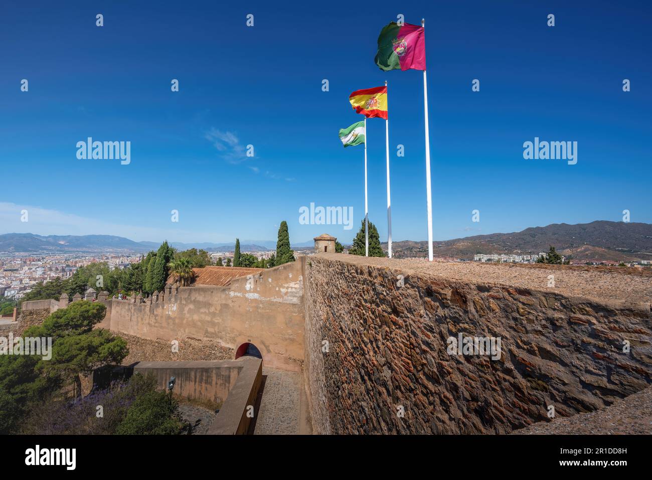 Flaggen Andalusiens, der Provinz Malaga und Spaniens auf der Burg Gibralfaro - Malaga, Andalusien, Spanien Stockfoto