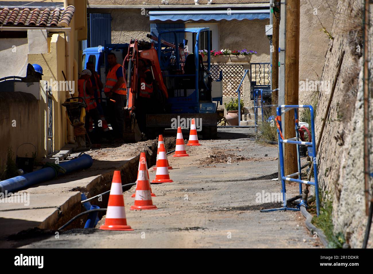 Marseille, Frankreich. 4. Mai 2023. In der Mitte der Straße wurde ein mit Verkehrskegeln markierter Graben gebaut, um die Rohre zu verlegen, die zur Erneuerung des Trinkwassernetzes erforderlich sind. Die Société Eau de Marseille Métropole, die im Namen der Aix Marseille Provence Métropole handelt, ersetzt 827 Meter Trinkwasserrohre im 16. Arrondissement von Marseille. Die Erneuerung dieses Trinkwassernetzes, die am 2. Januar 2023 begann, sollte bis zum 28. Juli 2023 abgeschlossen sein. (Credit Image: © Gerard Bottino/SOPA Images via ZUMA Press Wire) NUR REDAKTIONELLE VERWENDUNG! Nicht für den kommerziellen GEBRAUCH! Stockfoto