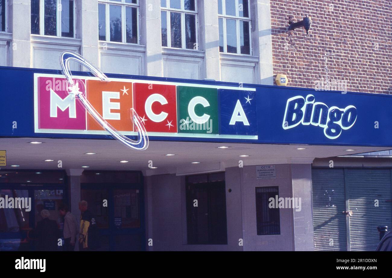 Beschilderung vor einer Filiale der Mecca Bingo-Kette in Ashford in Kent, England, am 1. Juli 2005. Die Marke Mecca wurde erstmals 1961 in Großbritannien eingeführt. Stockfoto