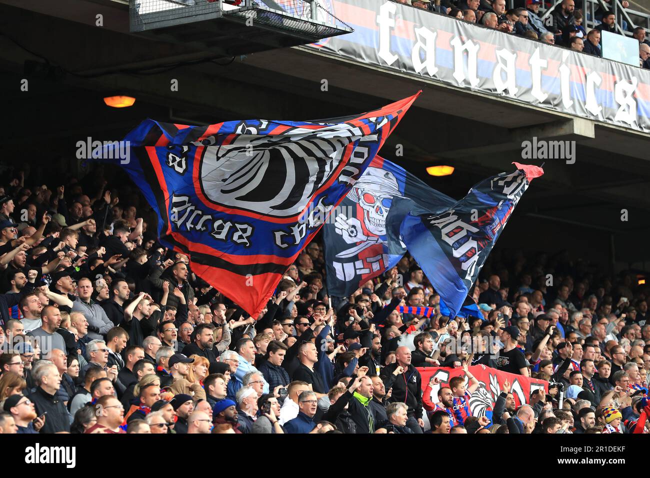 Große Flaggen werden von den Fans des Crystal Palace während des Premier League-Spiels im Selhurst Park, London, ausgestellt. Foto: Samstag, 13. Mai 2023. Stockfoto