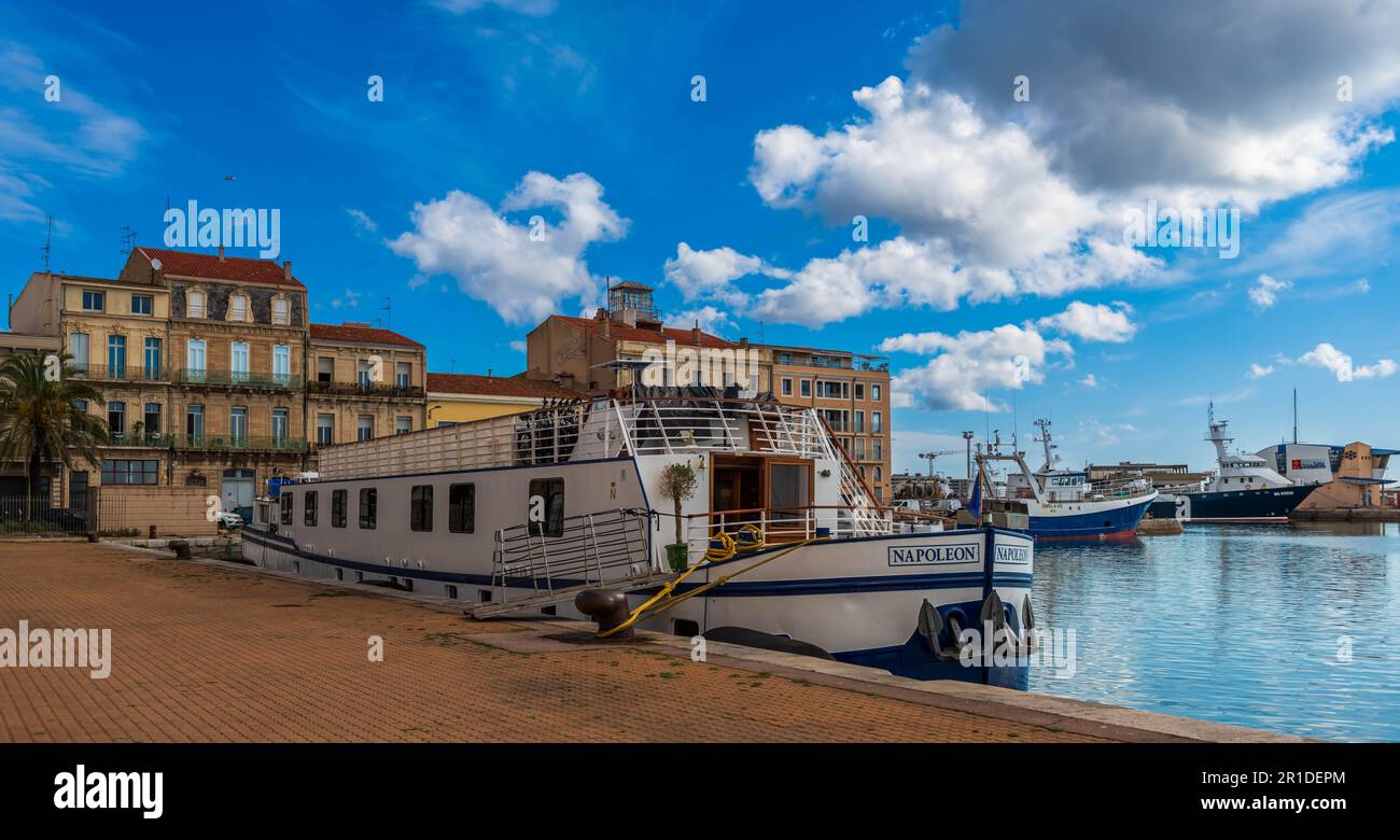 Am Kai von Algier, im Hafen von Sète, in Occitanie, Frankreich, vertäut Stockfoto