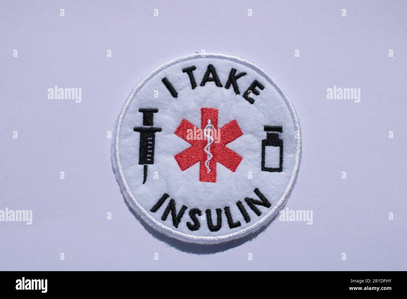 Insulin-Alert-Pflaster auf einem einfachen Hintergrund nähen. Lancashire, Vereinigtes Königreich, 13-05-2023 Stockfoto