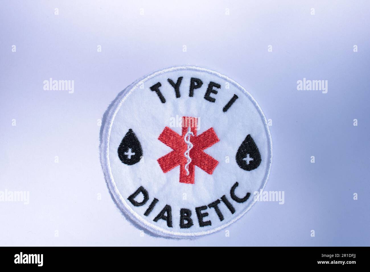 Geben Sie 1 Diabetische Warnung ein, nähen Sie das Patch auf einem einfachen Hintergrund mit Kopierbereich. Lancashire, Vereinigtes Königreich, 13-05-2023 Stockfoto