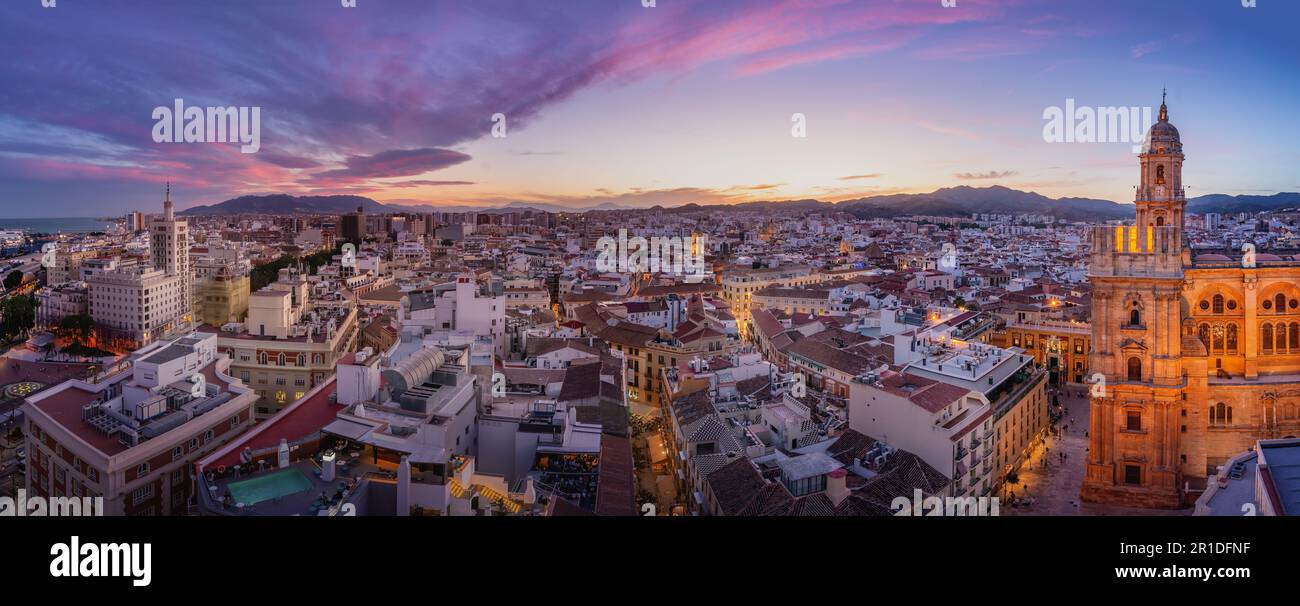Panoramablick aus der Vogelperspektive mit der Kathedrale von Malaga bei Sonnenuntergang - Malaga, Andalusien, Spanien Stockfoto