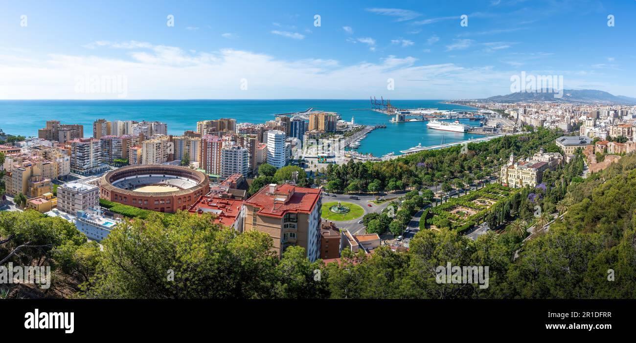 Panoramablick aus der Vogelperspektive auf Plaza de Toros, Hafen von Malaga und Rathaus - Malaga, Andalusien, Spanien Stockfoto